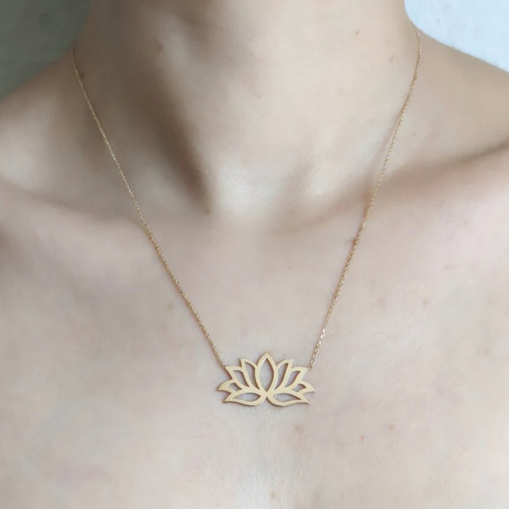 18k Gold Flower Necklace